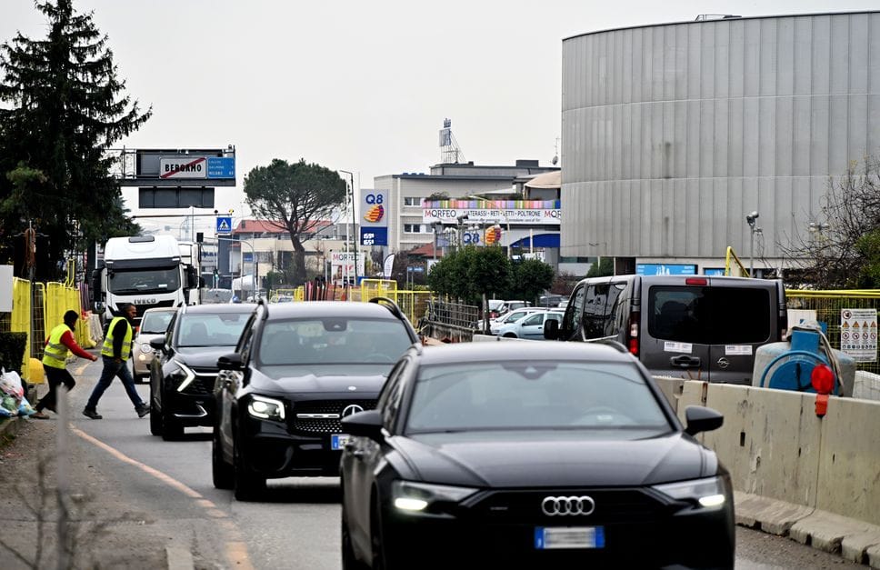 Le code al confine con Lallio per i lavori dell’e-Brt