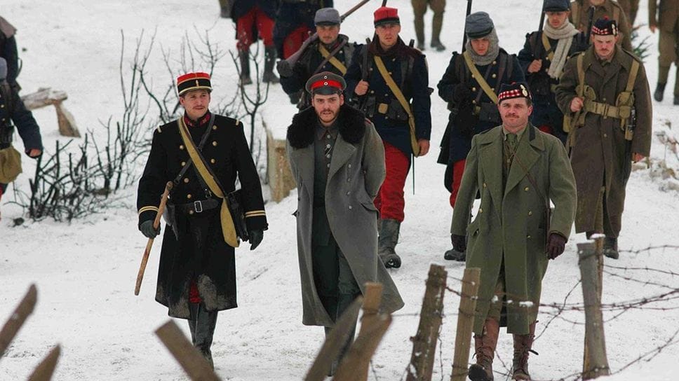 Una scena di «Joyeux Noel»: alla vigilia di Natale, sul fronte della Prima Guerra Mondiale, i soldati nelle trincee decidono una tregua per celebrare la festa con spirito di amicizia