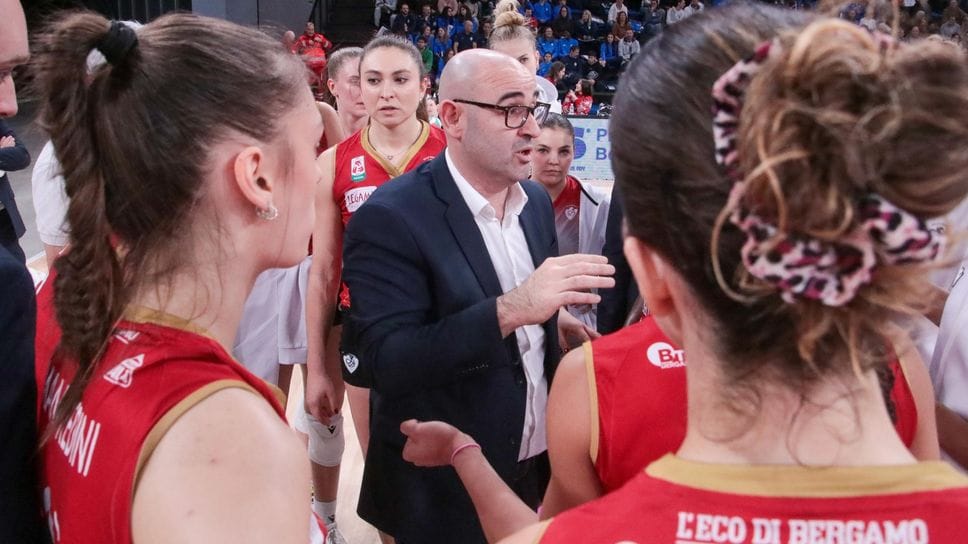 L’allenatore Marcello Cervellin tra le giocatrici in un timeout