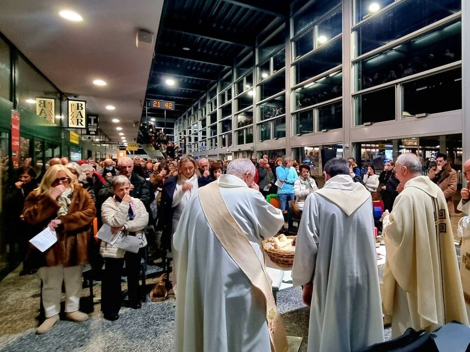 In tantissimi alla Messa in stazione