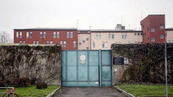 ragazzo rapinato a milano convalidato l8217arresto per i tre minorenni carcere anche per il 20enne capacit224 criminale elevatissima