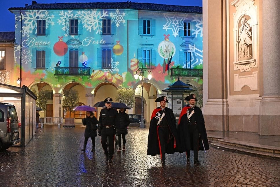 Il passaggio in piazza Manara, davanti a basilica e municipio