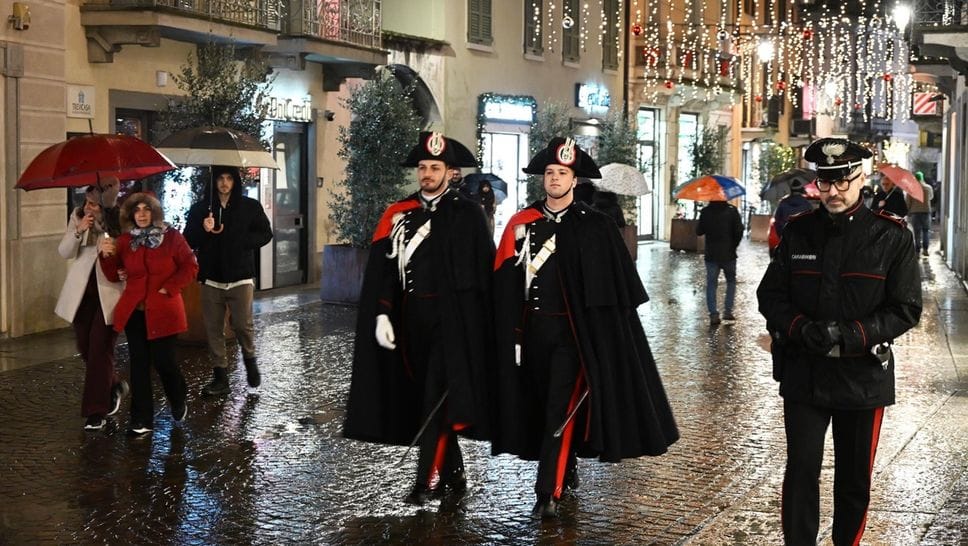 Le divise storiche dell’Amra percorrono via Roma, cuore di Treviglio, tra l’apprezzamento e l’ammirazione dei cittadini