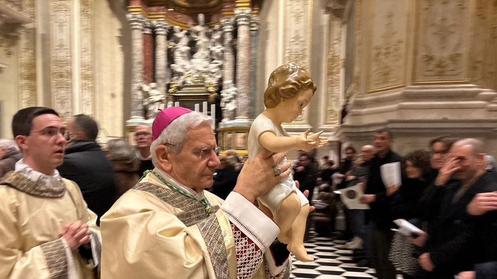 Il Vescovo mostra il Bambin Gesù