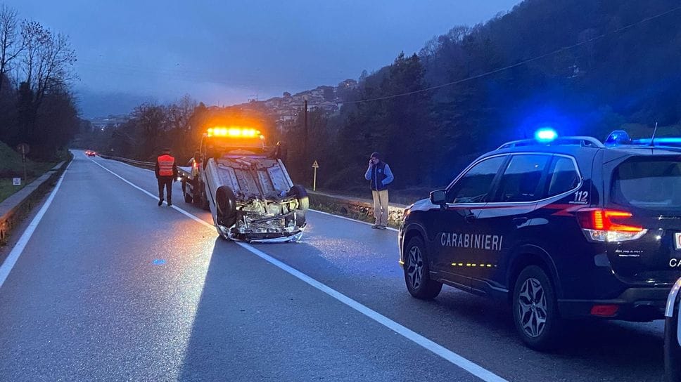 L’auto ribaltata al centro della carreggiata della 671