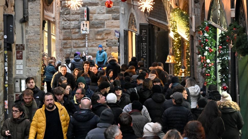 La Corsarola in Città Alta brulicante di turisti e bergamaschi il giorno di Santo Stefano. Migliaia di persone si sono riverssate in città creando anche diversi problemi alla circolazione