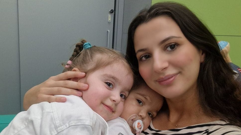 Jasmina Smailji, 27 anni, con le sue figlie Rejana e Sara