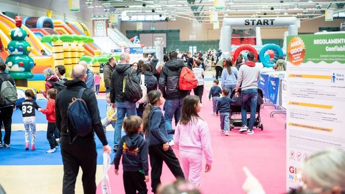 A Bergamo è tempo di «Giochi in Fiera»: pienone in via Lunga   Foto e video