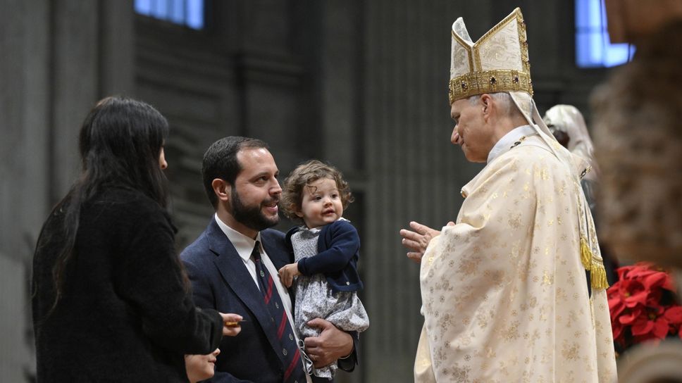 Papa Leone XIV durante la Santa Messa di Natale nella Basilica di San Pietro in Vaticano
