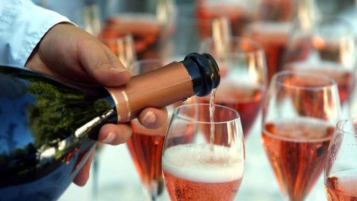 cenone di capodanno gli italiani spenderanno il 32 in meno rispetto al 2024