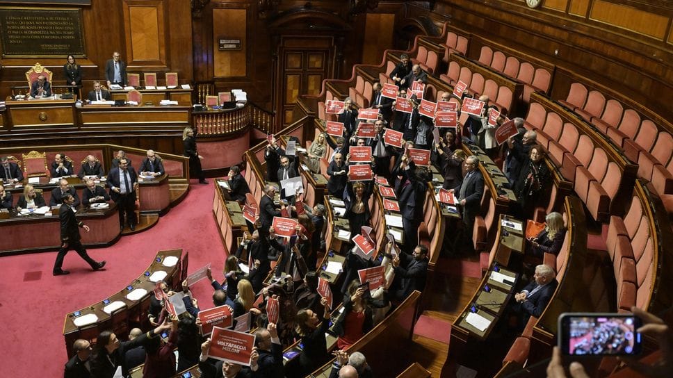 La protesta delle opposizioni al Senato prima del voto sulla fiducia sulla manovra