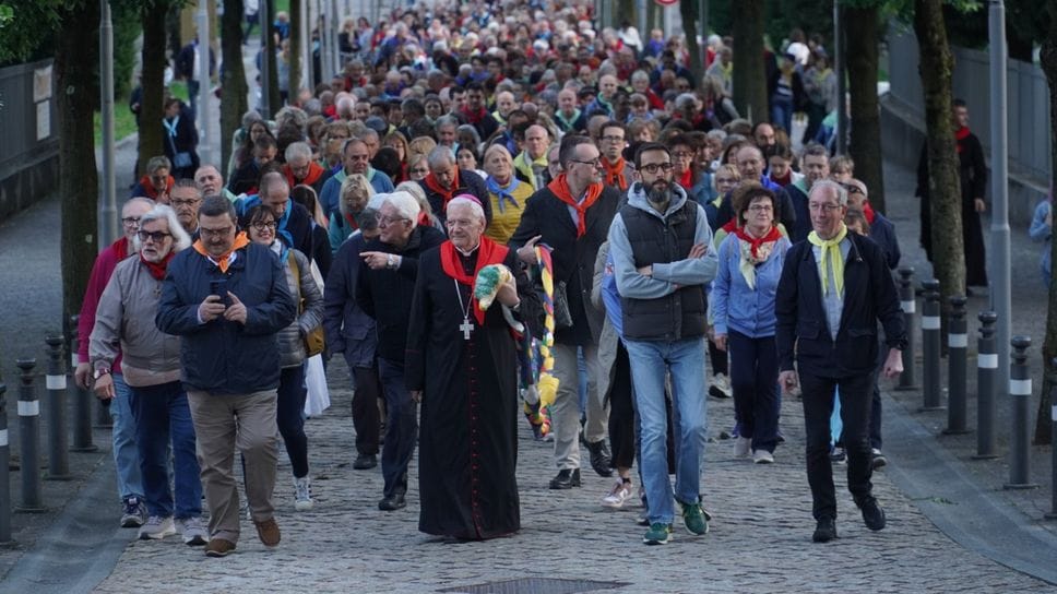 A Sotto il Monte la prima manifestazione della speranza: il corteo sul viale «Pacem in terris» con il Vescovo Francesco Beschi
