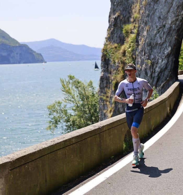 Simone corre lungo la Rivierasca sul lago d’Iseo