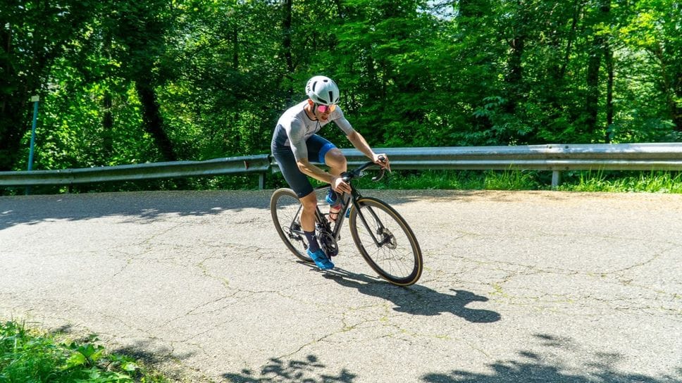 Simone in bicicletta