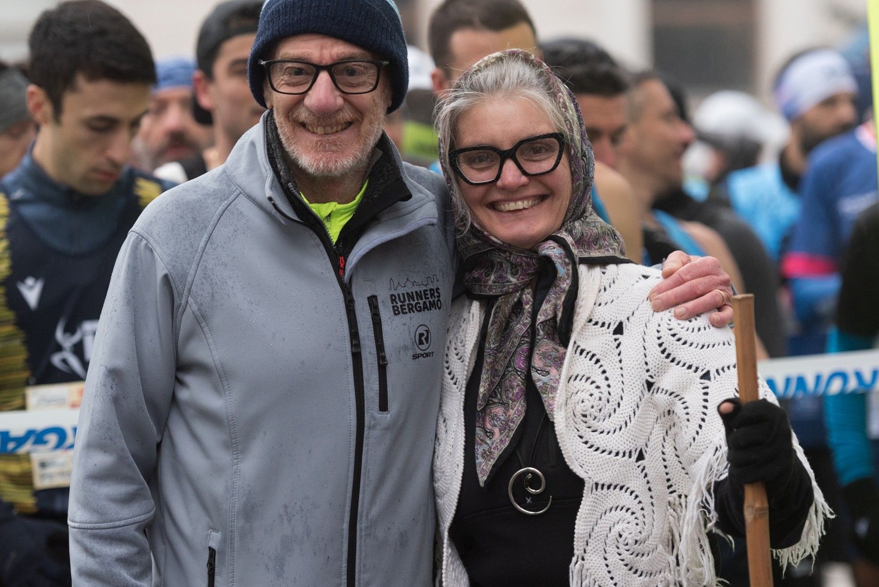 La Befana in compagnia di Mario Pirotta, presidente dei Runners Bergamo