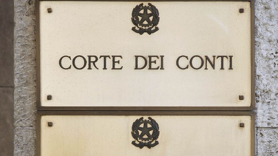 La targa all’ingresso