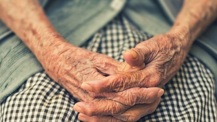 la povert224 ruba sempre pi249 anni di vita agli anziani