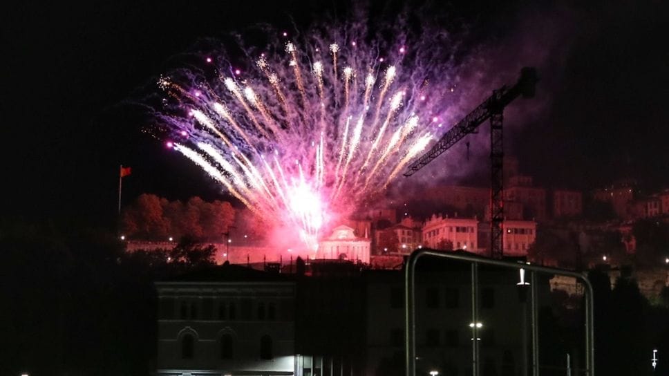 Fuochi d’artificio in Città Alta in una foto d’archivio
