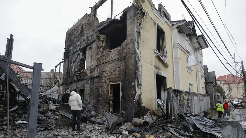 Un’abitazione di Kiev distrutta sabato scorso da un bombardamento russo