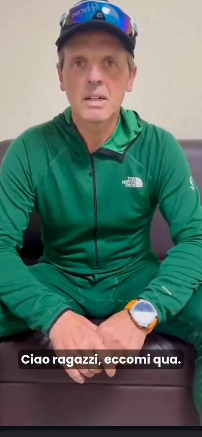 L’alpinista Simone Moro nel video in cui ha annunciato il malore in Nepal
