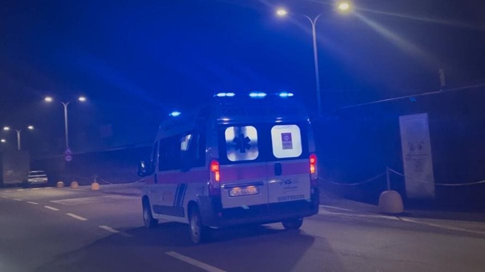 L’ambulanza arrivata alla «Montello» per l’infortunio sul lavoro che poi si è rivelato mortale. Deceduto un operaio manutentore esterno di 27 anni