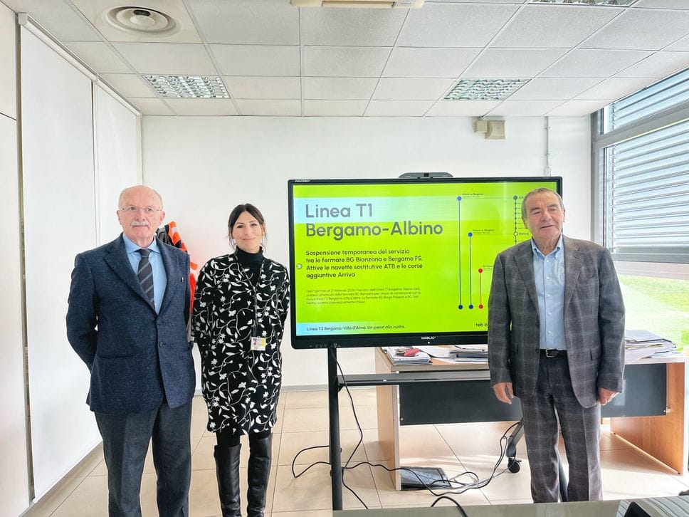 La conferenza stampa in cui sono stati resi rese noti i dettagli della chiusura della linea Teb T1 per un mese e mezzo. Giuliano Lorenzi Dirigente Area Sviluppo T2 e Rup Teb, Marina Colombi Direttore di Esercizio Teb, Gianni Scarfone Amministratore Delegato Teb