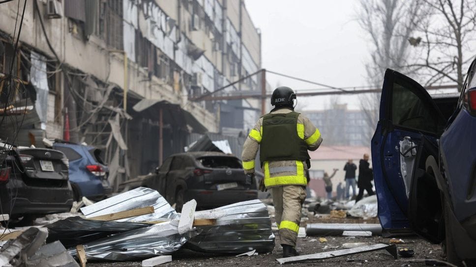 I danni provocati da un missile russo nella città ucraina di Dnipro