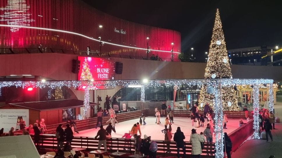 Un albero di Natale di 14 metri: aperto il «Winterland» di ChorusLife