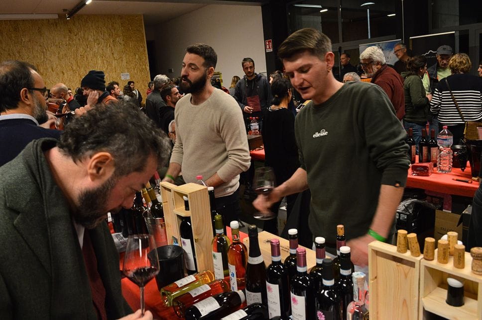 Alcuni momenti della passata edizione di «Vite in libertà» la fiera dei piccoli vignaioli indipendenti che si svolge al Bopo di Ponteranica il 13 e il 14 dicembre