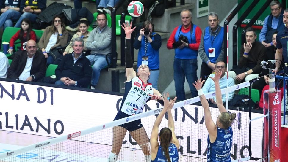Jennifer Mosser (7) in azione contro il muro di Conegliano: l’americana ha preso per mano l’attacco del Volley Bergamo mettendo a segno 16 punti