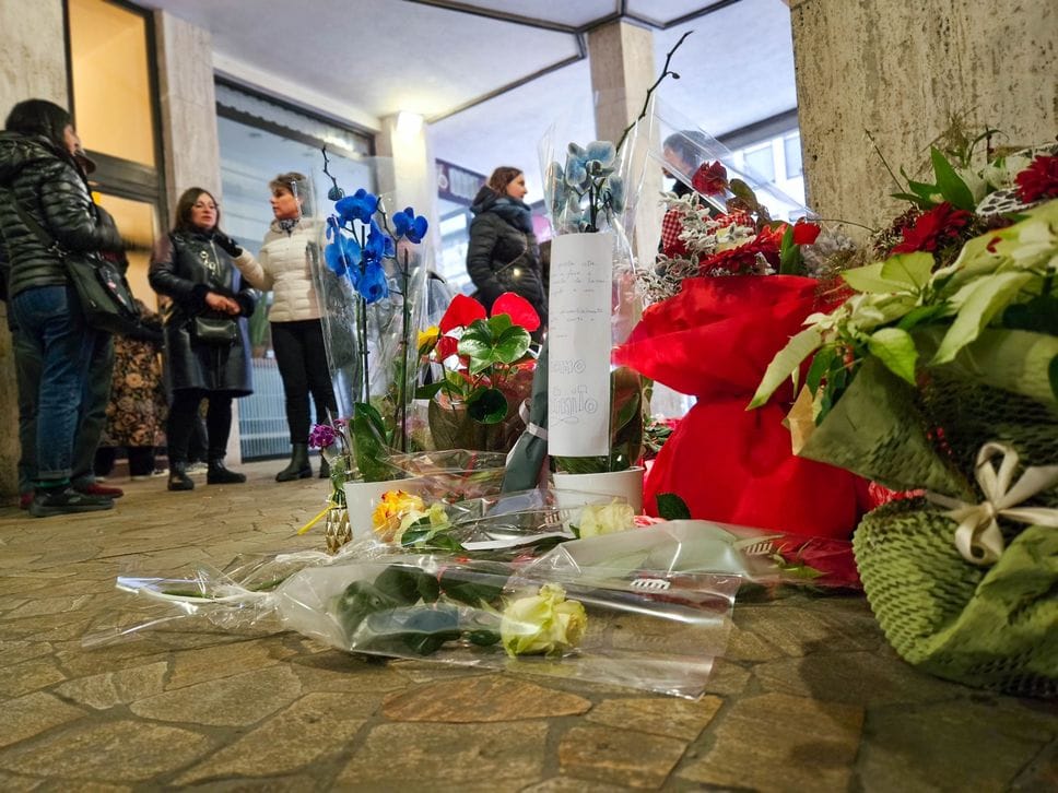 Via Tiraboschi fiori sul luogo dell'omicidio di Mamadi Tunkara ucciso da Sadate Djiram