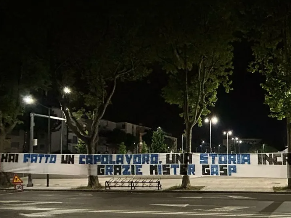 Lo striscione di ringraziamento dei tifosi dopo l’addio del Gasp il 3 giugno 2025