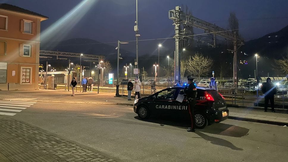 I controlli dei carabinieri alla stazione di Albino