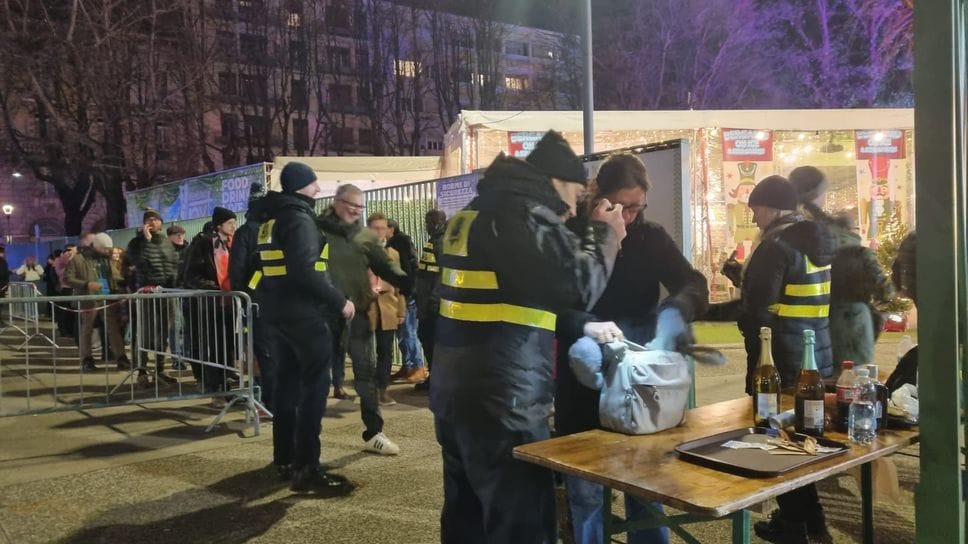 Controlli agli ingressi del piazzale Alpini