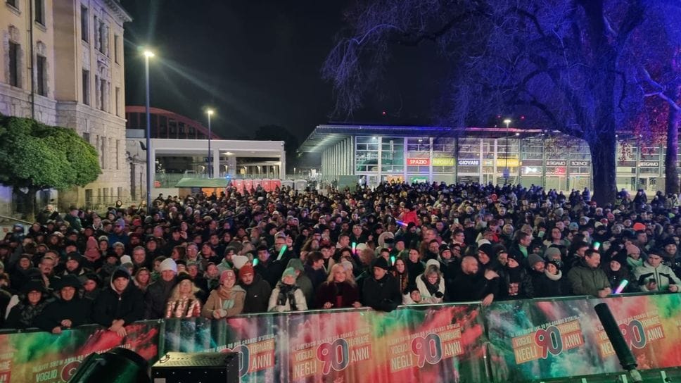 La folla sul piazzale Alpini per lo show in attesa di Capodanno