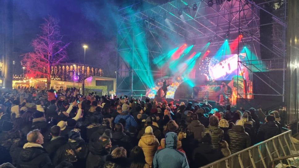 La folla sul  piazzale