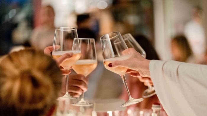 capodanno nella bergamasca tavoli esauriti ma c8217232 anche chi resta chiuso