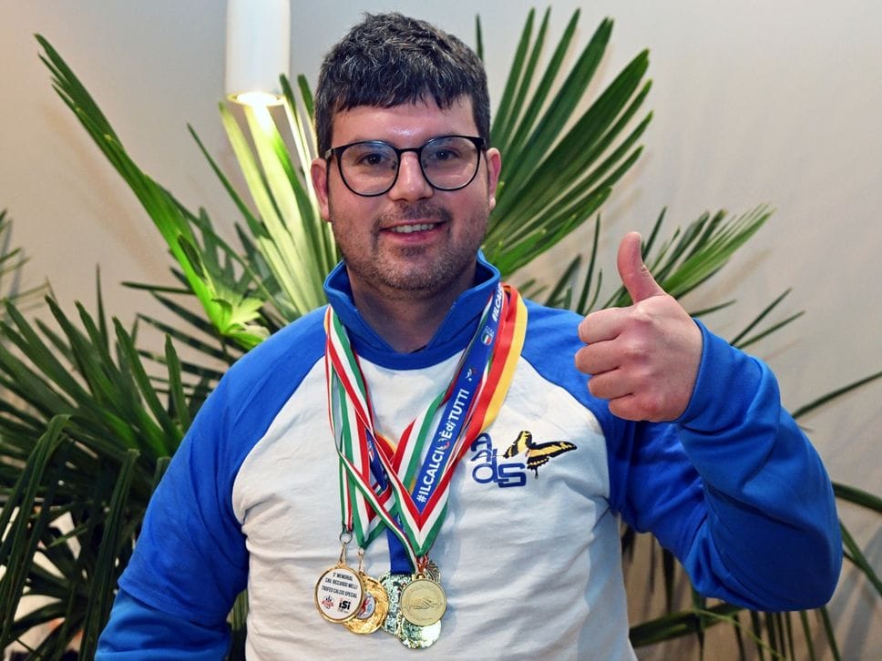 Paolo Bitetti, di Bergamo, mostra le medaglie vinte a calcio