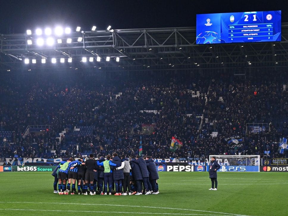 L’abbraccio della squadra al fischio finale