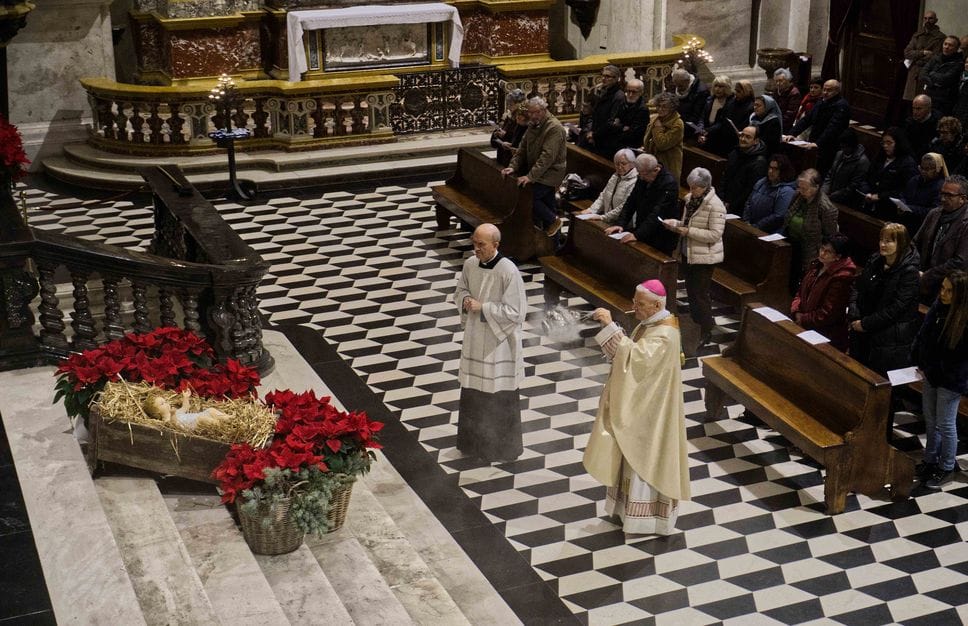 Monsignor Beschi davanti a Gesù Bambino