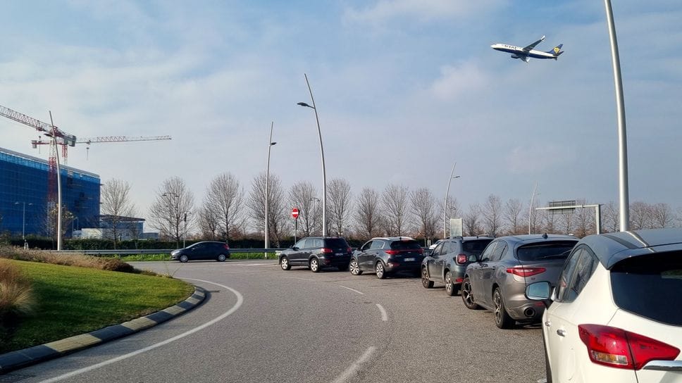 Le auto ferme in divieto alle rotatorie verso l’aeroporto