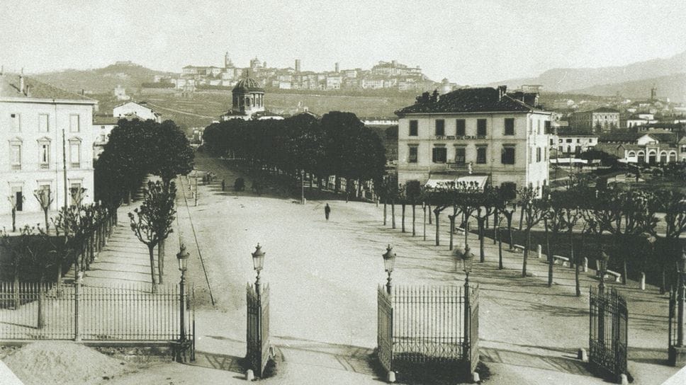 Il viale della stazione ferroviaria e, sullo sfondo, Città Alta in una fotografica del 1887-1888