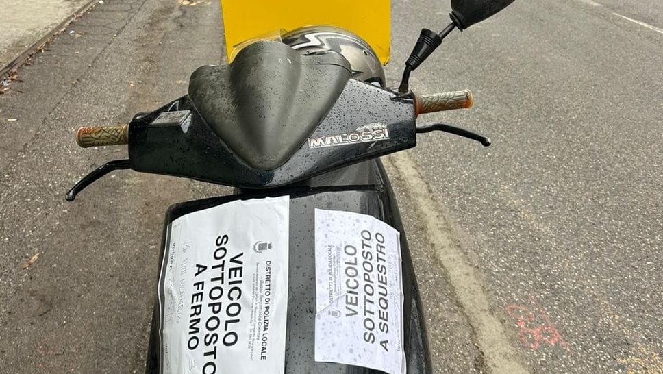 Il mezzo sequestrato dalla Polizia locale di Romano a un rider che guidava senza patente e assicurazione