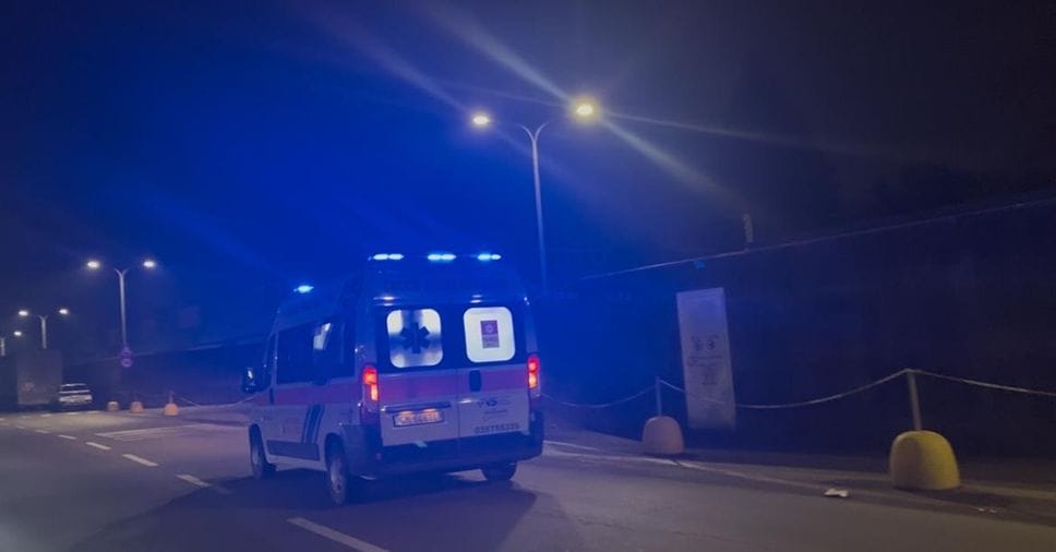 L’ambulanza arrivata alla «Montello» per l’infortunio sul lavoro che poi si è rivelato mortale. Deceduto un operaio manutentore esterno di 27 anni, Mohssine Ghouati