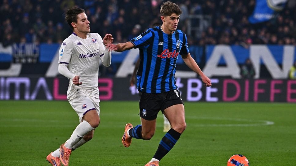 Charles De Ketelaere in azione contro la Fiorentina: il belga è in un gran momento di forma e guiderà l’attacco anche a Verona, sabato 6 contro l’Hellas