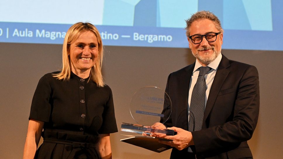 La presidente Luberg Simona Bonomelli premia l’Alumno Andrea Meconcelli