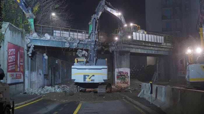 Conclusa in anticipo la demolizione del ponte ferroviario, riapre via dei Caniana