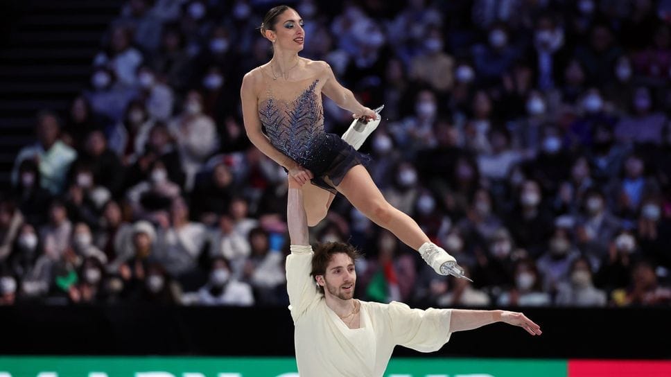 La bergamasca Sara Conti e Niccolò Macii in azione nel programma «free» della finale del Grand Prix in Giappone: splendido secondo posto per gli azzurri