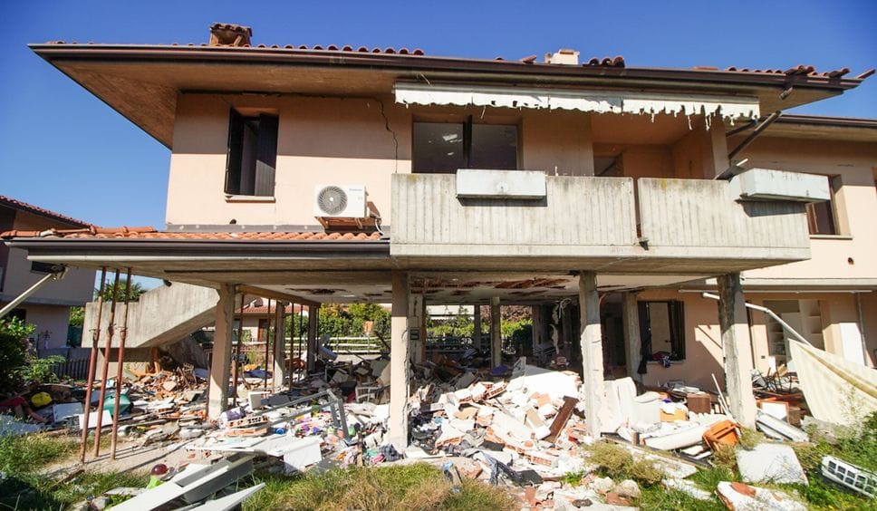 L’edificio di via Isolabella dopo l’esplosione del 27 maggio