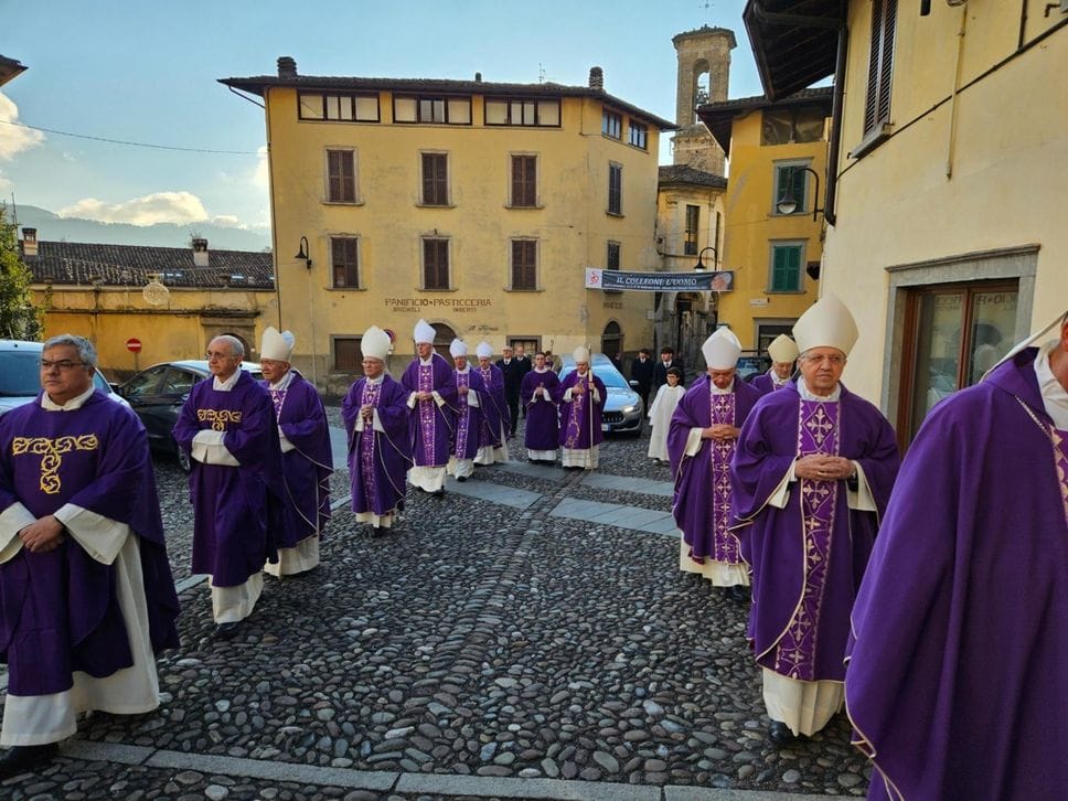 Un momento dei funerali di monsignor Luigi Bonazzi a Gandino il 5 dicembre 2025